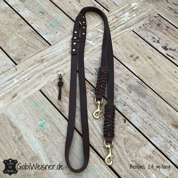 Hundeleine aus Leder, 2 cm breit geschnitten und 2 oder 3-fach verstellbar mit Edelstahl oder Messing-Karabinern für große Hunde. Dickes weiches Leder dekoriert mit unserem Knotenmuster aus Rindsleder in den zur Auswahl stehenden Farben.