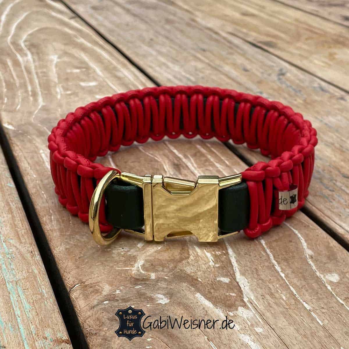 Hundehalsband mit Klick-Verschluss aus Metall in goldfarben. Leder 35 mm breit und aus Nappaleder in Rot.
