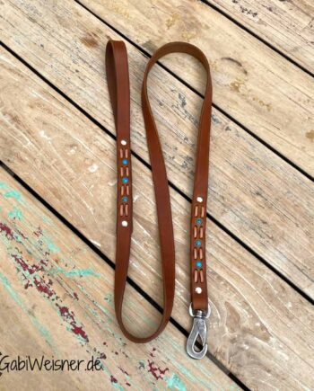 Hundeleine mit Handschlaufe. Rindsleder 2 cm breit in 3 Farben. Dekoriert mit türkisen Nieten und bestückt mit Karabiner aus Edelstahl. In verschiedenen Längen wählbar.