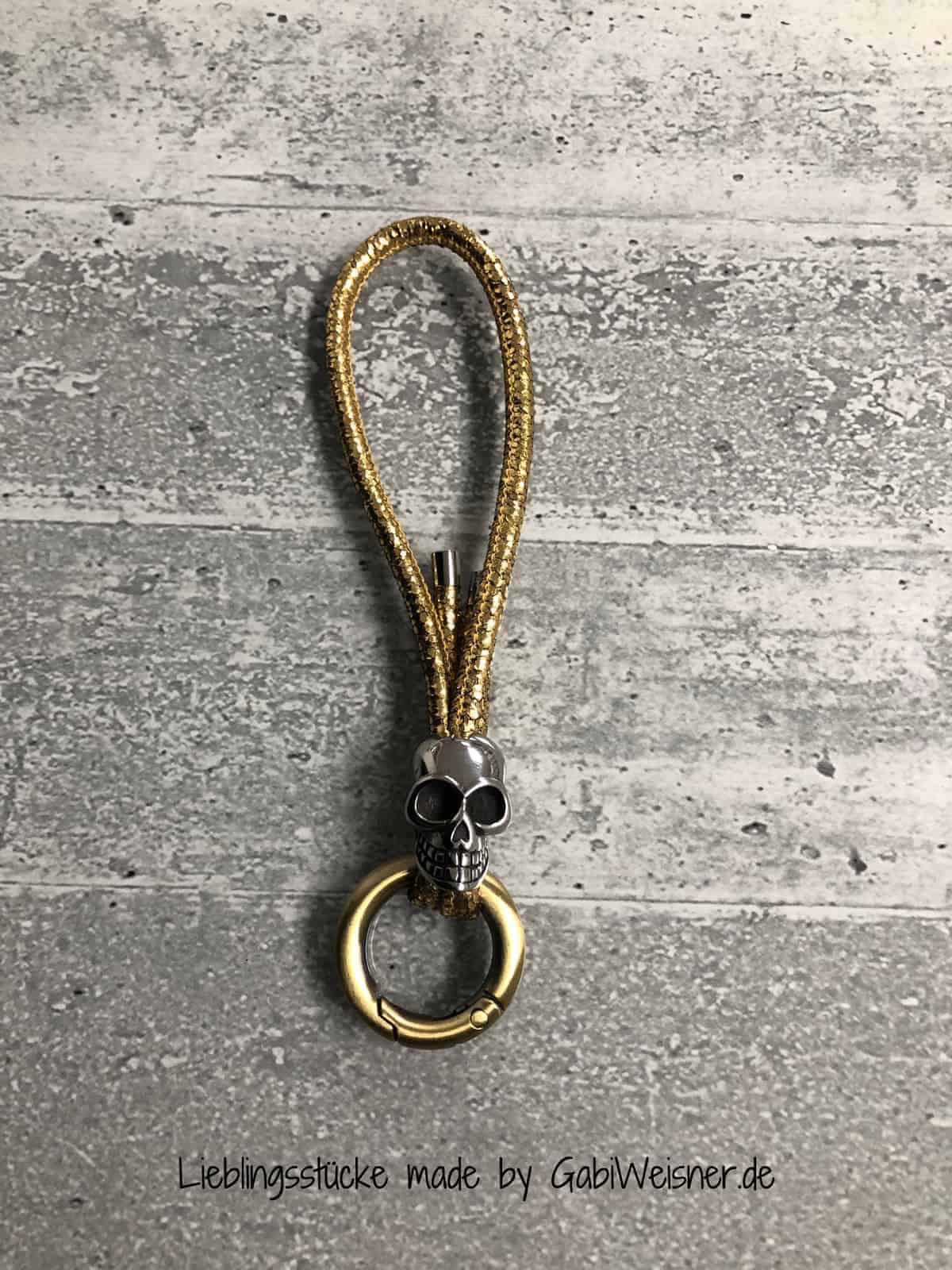 Schlüsselanhänger mit Totenkopf auf Leder in goldfarben. Sofort lieferbar