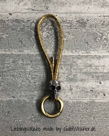 Schlüsselanhänger mit Totenkopf auf Leder in goldfarben