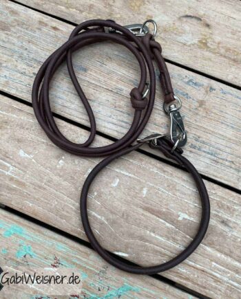 Hundehalsband und Leine rundgenäht. Dickes Nappaleder in dunkelbraun, mit Kern ca. 8 mm dick. Hundeleine mit Sprenger-Haken 1,8 m lang und 2-fach verstellbar.