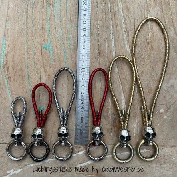Schlüsselanhänger mit Skull. Leder in verschiedenen Längen und in 3 Farben. Bestückt mit hochwertigem Totenkopf, Ring-Karabiner und Edelstahl-Endkappen.