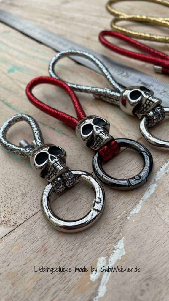 Schlüsselanhänger mit Skull. Leder in verschiedenen Längen und in 3 Farben. Bestückt mit hochwertigem Totenkopf, Ring-Karabiner und Edelstahl-Endkappen.