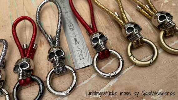 Schlüsselanhänger mit Skull. Leder in verschiedenen Längen und in 3 Farben. Bestückt mit hochwertigem Totenkopf, Ring-Karabiner und Edelstahl-Endkappen.
