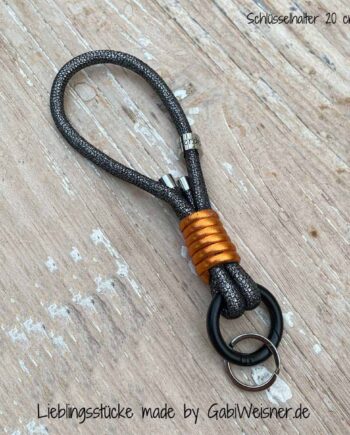 Schlüsselband mit Karabiner-Ring. Nappaleder in Anthrazit und Orange-metallic.