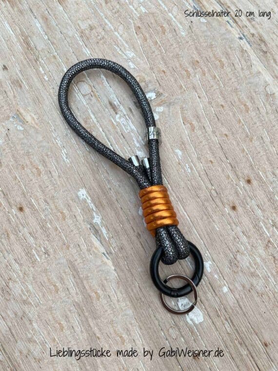 Schlüsselband mit Karabiner-Ring. Nappaleder in Anthrazit und Orange-metallic.