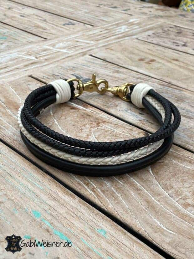 Luxus Hundehalsband im Leder Mix mit Braun und Elfenbein. 4,5 cm breit. 5 Reihen edles Nappaleder, bestückt mit Messing-Haken und Doppelwirbel. Damit ist das Halsband einmal weiter verstellbar. Mit Edelstahl-Endkappen in goldplattiert.