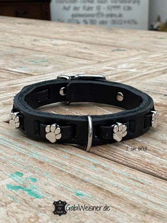 Hundehalsband mit Pfoten auf Leder. Für kleine Hunde. 2 cm breit und verstellbar in 3 Ösen. Dekoriert mit versilberten Pfoten. Leder doppelt gelegt.