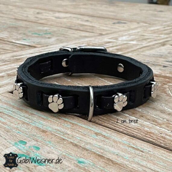 Hundehalsband mit Pfoten auf Leder. Für kleine Hunde. 2 cm breit und verstellbar in 3 Ösen. Dekoriert mit versilberten Pfoten. Leder doppelt gelegt.