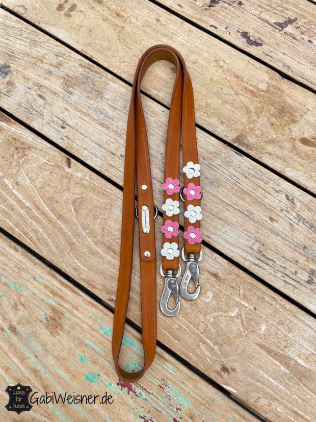 Hundeleine aus Leder in cognacfarben, 2 cm breit geschnitten und mit Blumen aus Leder in den zur Auswahl stehenden Farben dekoriert. Bestückt mit Messing- oder Edelstahl-Karabiner für große Hunde.