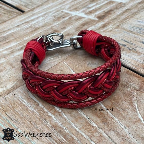 Hundehalsband aus Leder in Rot. Edle Nappaleder in 4 Rottönen 4 cm breit geflochten. Bestückt mit Haken und Doppelwirbel-Verschluss.