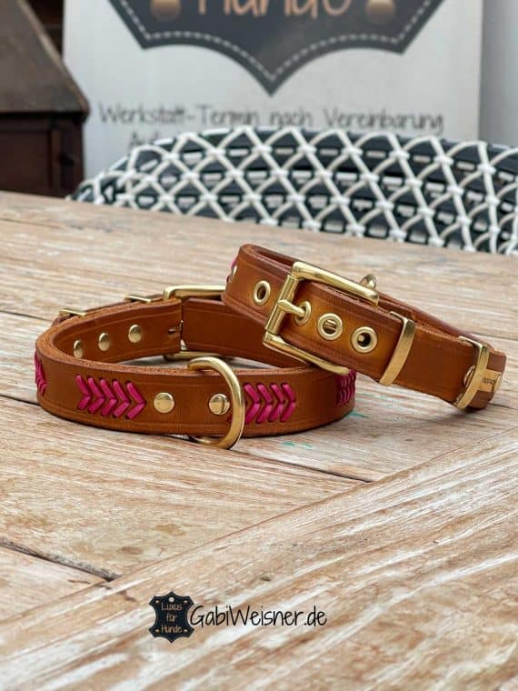 Hundehalsband aus Leder mit DEKO Farbe 5er-V-Muster in den zur Auswahl stehenden Farben. Bestückt mit Edelstahl in silberfarben oder Messing in goldfarben.