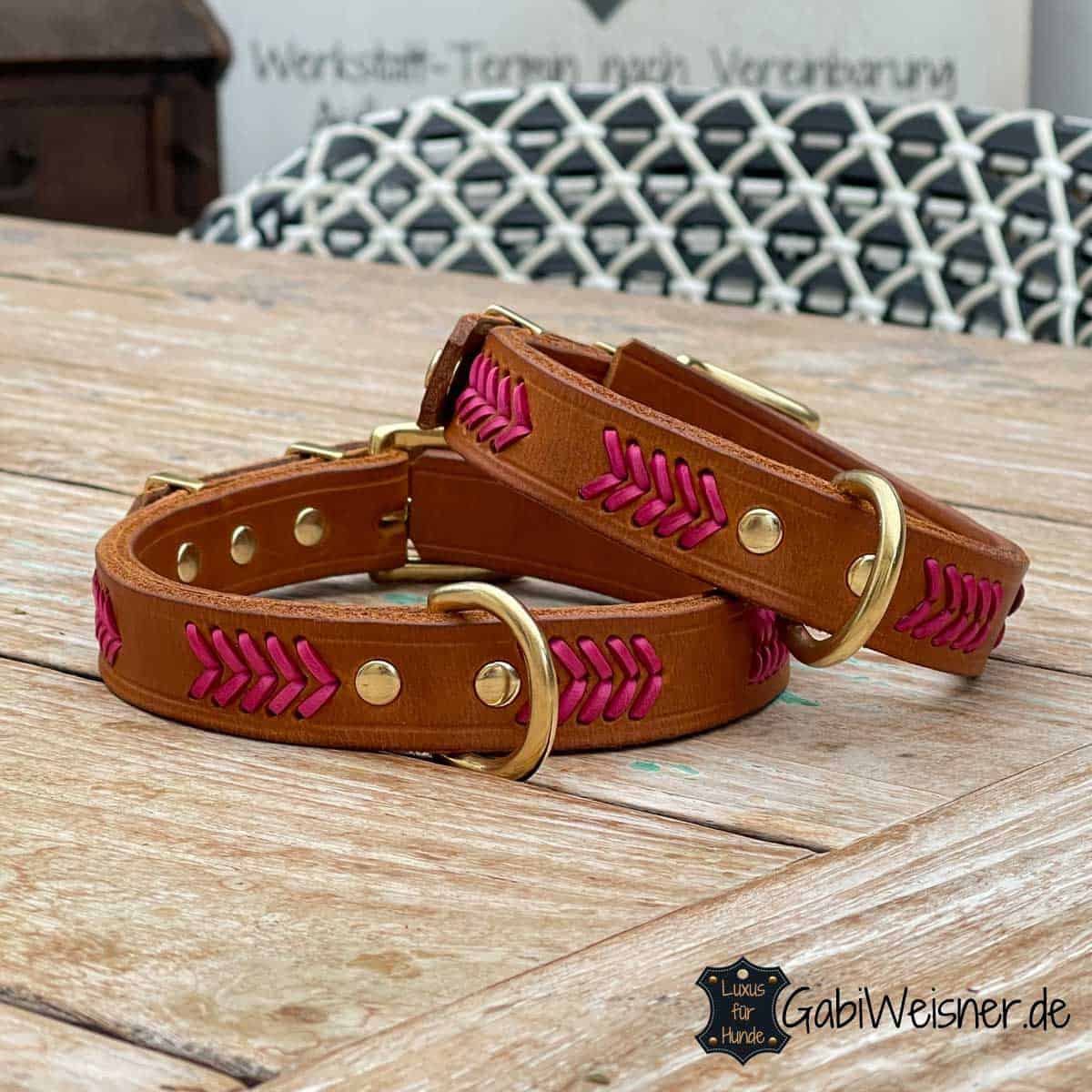 Hundehalsband aus Leder mit DEKO Farbe 5er-V-Muster in den zur Auswahl stehenden Farben. Bestückt mit Edelstahl in silberfarben oder Messing in goldfarben.
