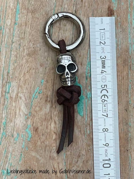 Schlüsselanhänger mit Skull, Halsbandanhänger, Taschenanhänger, Leder in in 3 Farben