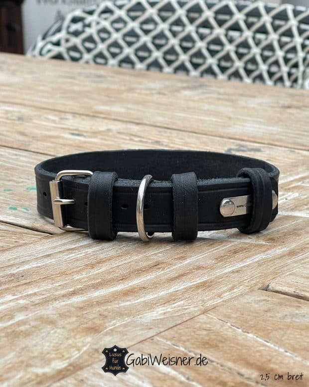 Einfaches Hundehalsband mit 3 Lederschlaufen aus Leder. Eine Lage dickes weiches Leder, 25 mm breit geschnitten, verstellbar in 8 gestanzte Löcher und zum Mitwachsen für Hunde-Welpen.