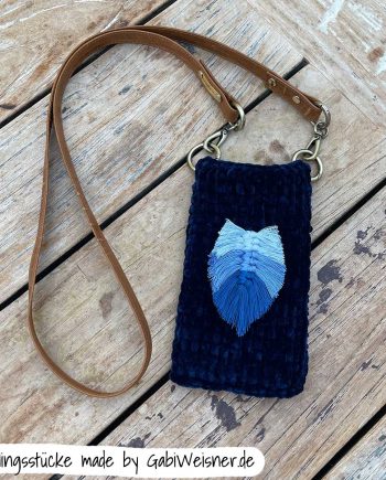 Handytasche zum Umhängen, aus Garn in BLAU. Sofort lieferbar