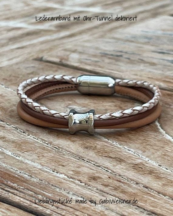 Lederarmband zum Hundehalsband mit Ohr-Tunnel, Perlmuttfarben.