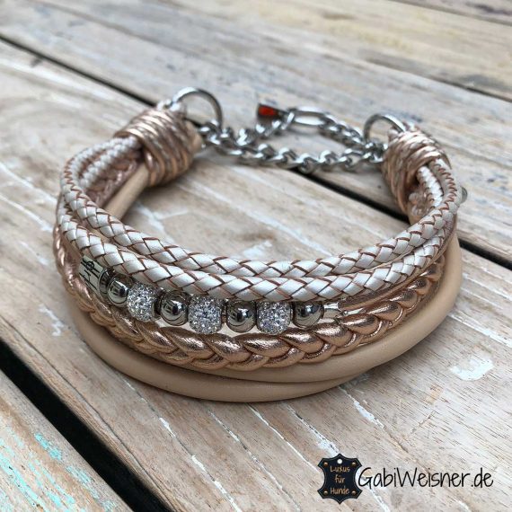 Luxus Hundehalsband, dekoriert mit einer Reihe hochwertiger Strass- und Edelstahlperlen und einer kleinen Krone aus 925.er Silber.