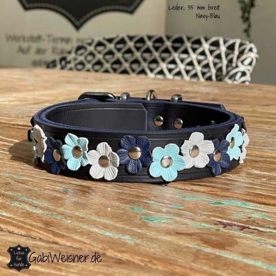 Hundehalsband aus Leder in Navy Blau 35 mm breit, mit Blumen in dunkelblau, Grau, Türkis.