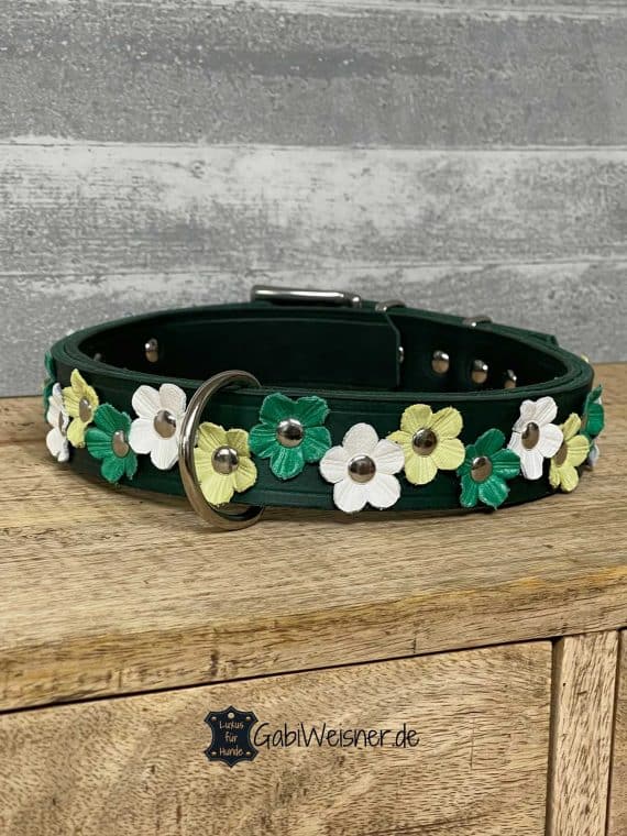 Hundehalsband mit Blumen aus Leder auf Leder in Grün.