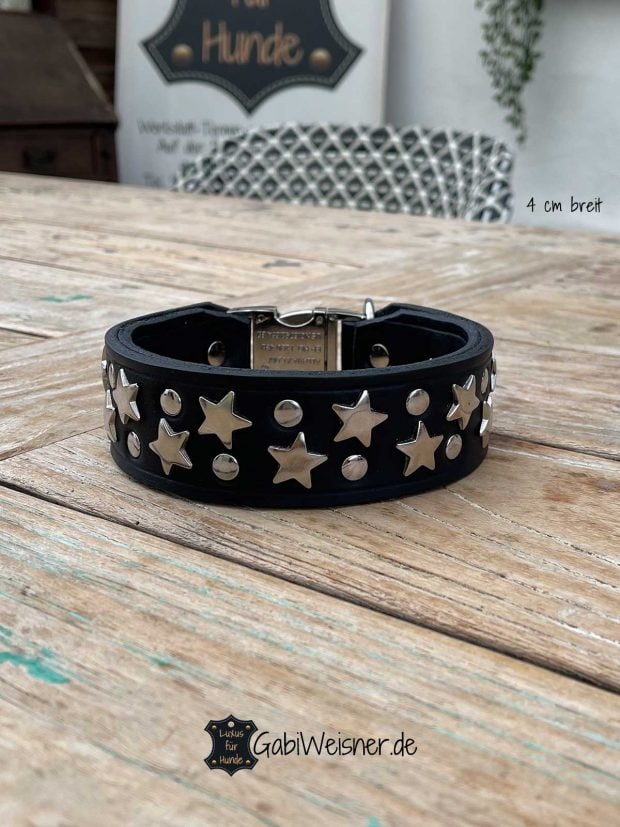 Hundehalsband aus Leder 4 cm breit und mit Klickverschluss. mit vielen Sternen dekoriert.