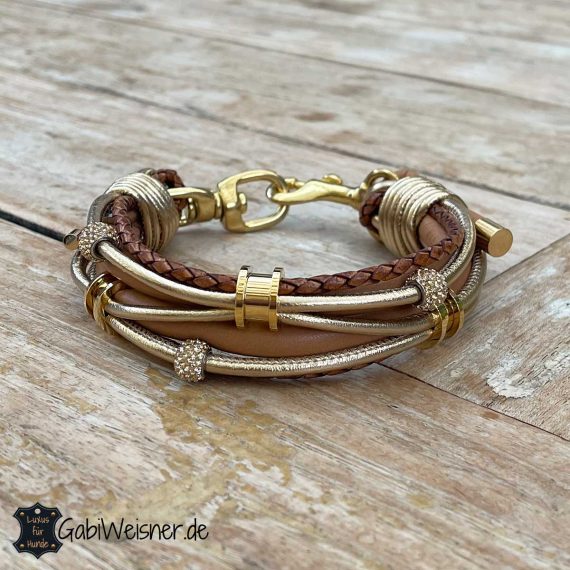 Hundehalsband aus Leder in Goldfarben. Luxus Halsband mit 3 x Ohr-Tunnel aus Chirurgenstahl und vergoldet. Dekoriert mit 3 hochwertigen Strass-Perlen.