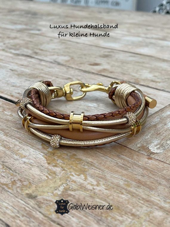 Hundehalsband aus Leder in Goldfarben. Luxus Halsband mit 3 x Ohr-Tunnel aus Chirurgenstahl und vergoldet. Dekoriert mit 3 hochwertigen Strass-Perlen.