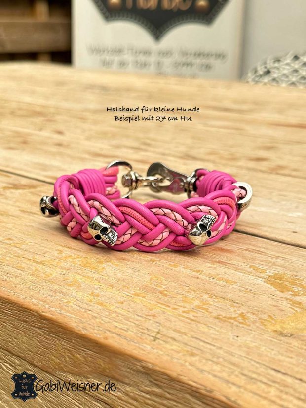 Halsband für kleine Hunde. 3 edle Leder im Mix ca. 2,5 bis 3 cm breit gearbeitet. Dekoriert mit 3 hochwertigen Totenköpfen.