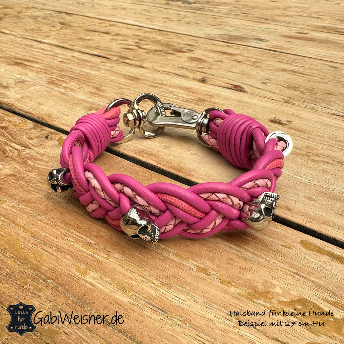 Halsband für kleine Hunde. 3 edle Leder im Mix ca. 2,5 bis 3 cm breit gearbeitet. Dekoriert mit 3 hochwertigen Totenköpfen.