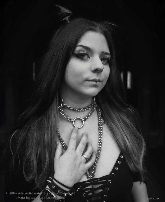 Choker aus Leder und mit Zugstoppkette. Miss Bipolar.