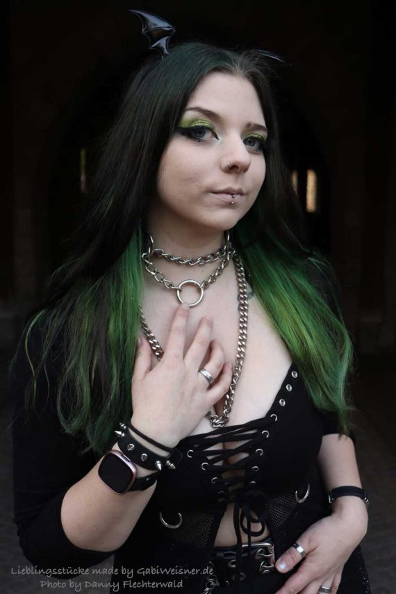 Choker aus Leder und mit Zugstoppkette. Miss Bipolar.