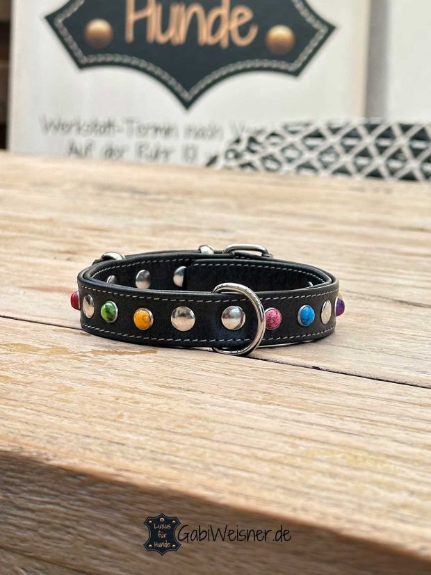Halsband für kleine Hunde. Weiches Nappaleder 19 mm breit und in den zur Auswahl stehenden Farben. Dekoriert mit bunten Nieten im Mix.