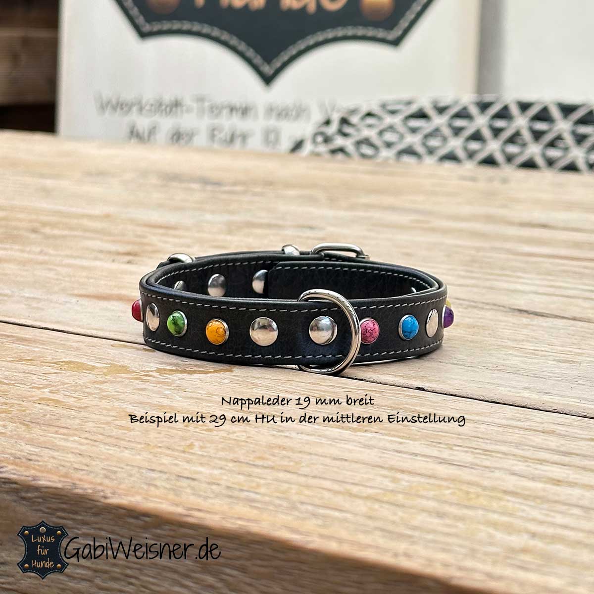 Halsband für kleine Hunde. Weiches Nappaleder 19 mm breit und in den zur Auswahl stehenden Farben. Dekoriert mit bunten Nieten im Mix.