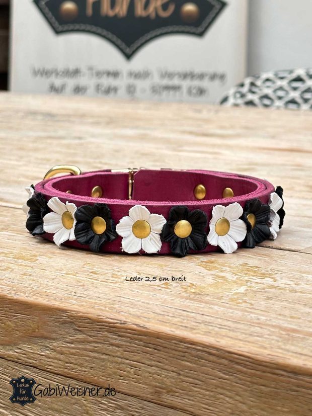 Hundehalsband mit Klickverschluss in goldfarben, Leder in Beere, Blumen in Schwarz und Weiß