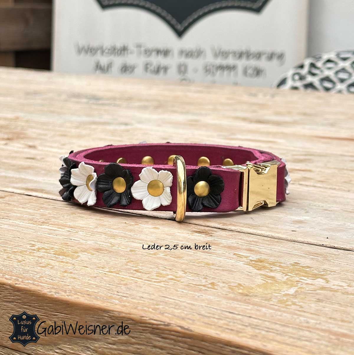 Hundehalsband mit Klickverschluss in goldfarben, Leder in Beere, Blumen in Schwarz und Weiß